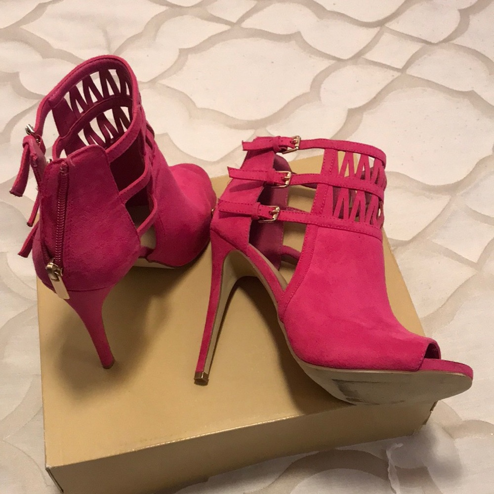 Side Buckle Open toe heels. Pretty HOTT!!! ShoeDazzle Size 10